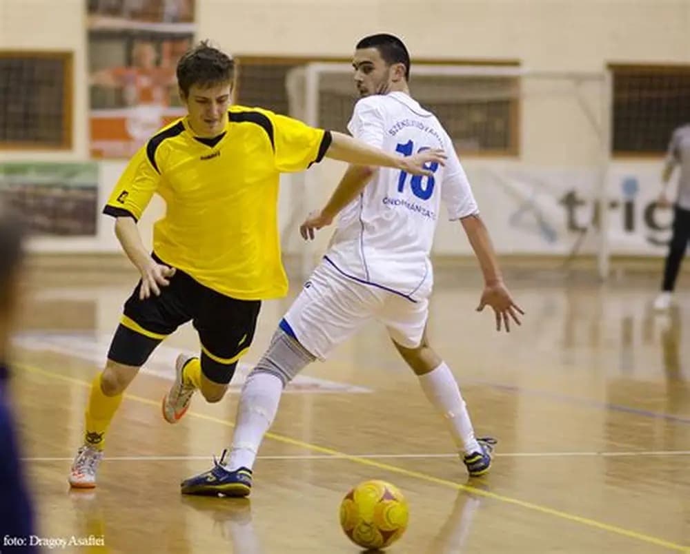 Atletas jogando Futsal